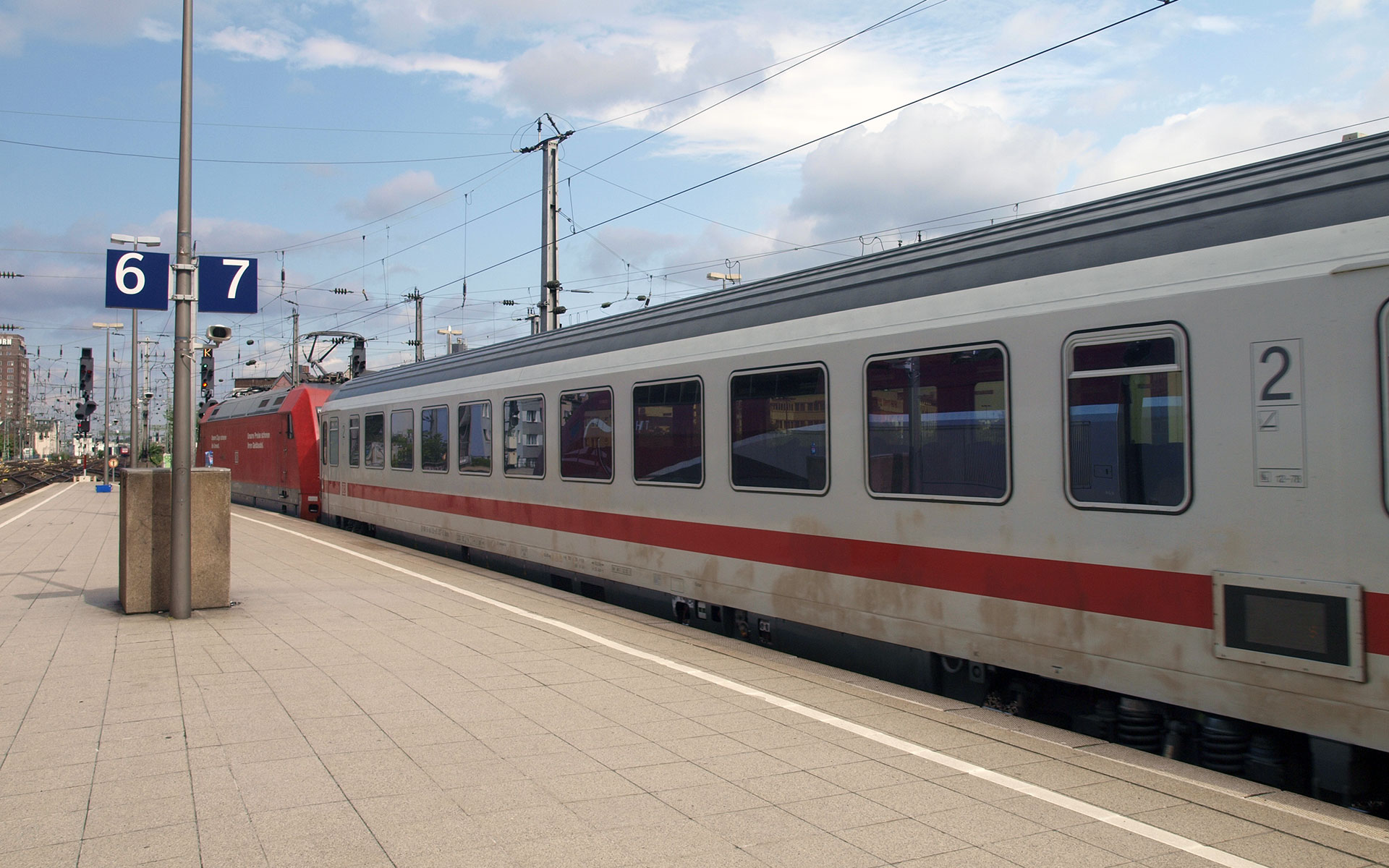 Deutsche Bahn IC train leaving Cologne Hauptbahnhof (photo © hidden europe).