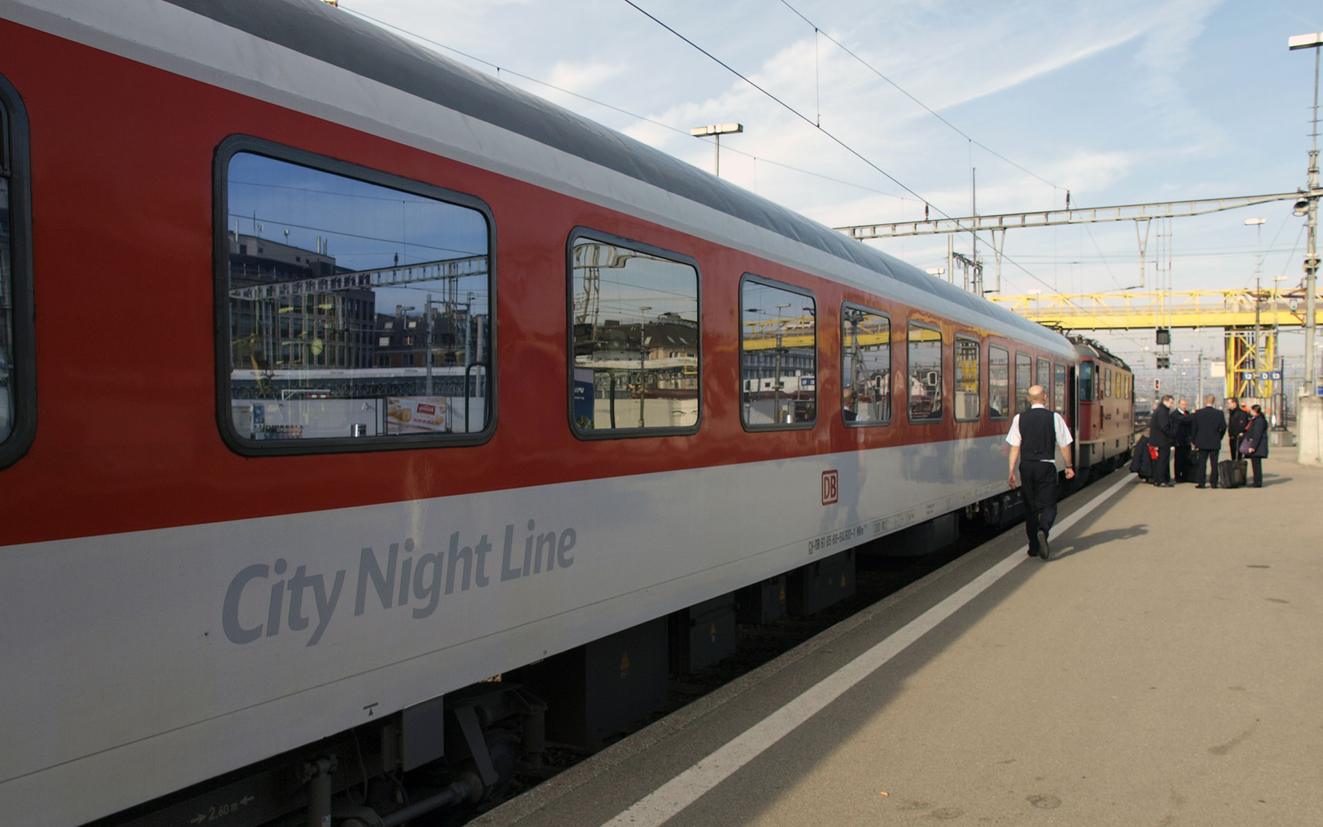 A City Night Line train from Berlin reaches its final destination at Zürich HB station. The last CNL departure from Berlin on this route is on Thursday 8 December 2016 (photo © hidden europe).