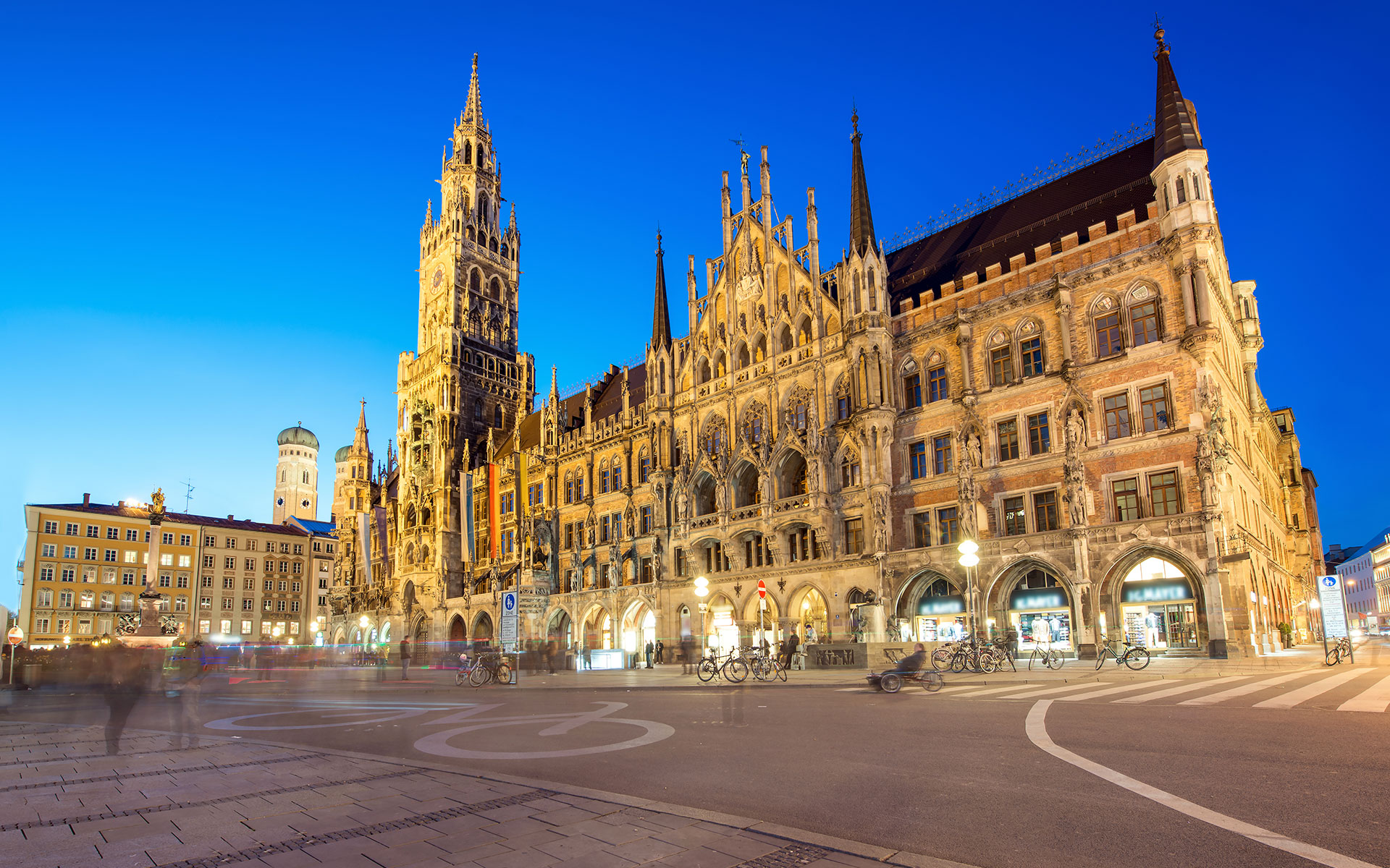 New ICE Sprinter services will link Munich and Berlin from December 2017 in just four hours. Shown here is Munich's Marienplatz and the city hall (photo © Prasit Rodphan / dreamstime.com).