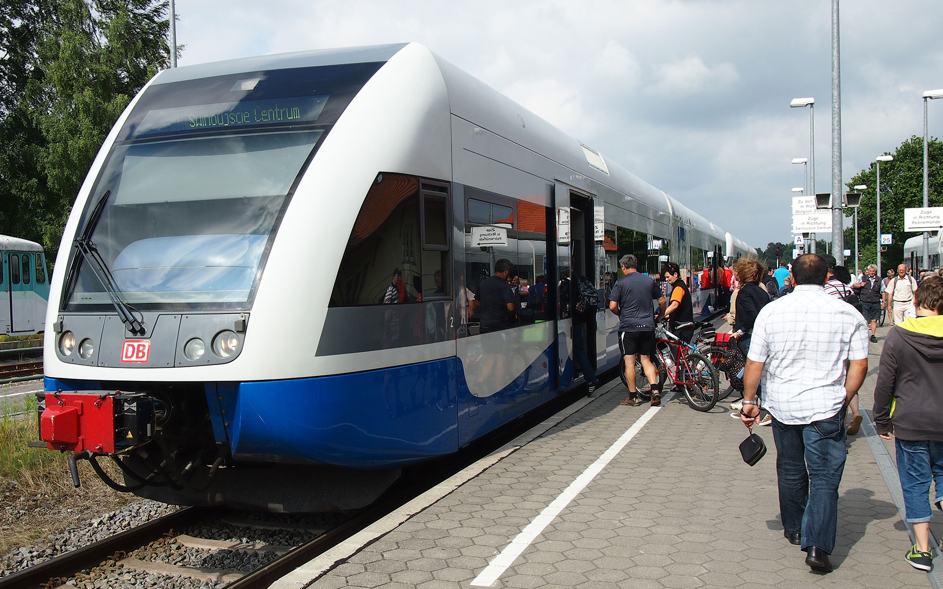 An UBB train bound for Świnoujście Centrum, seen here in high season (photo © hidden europe).
