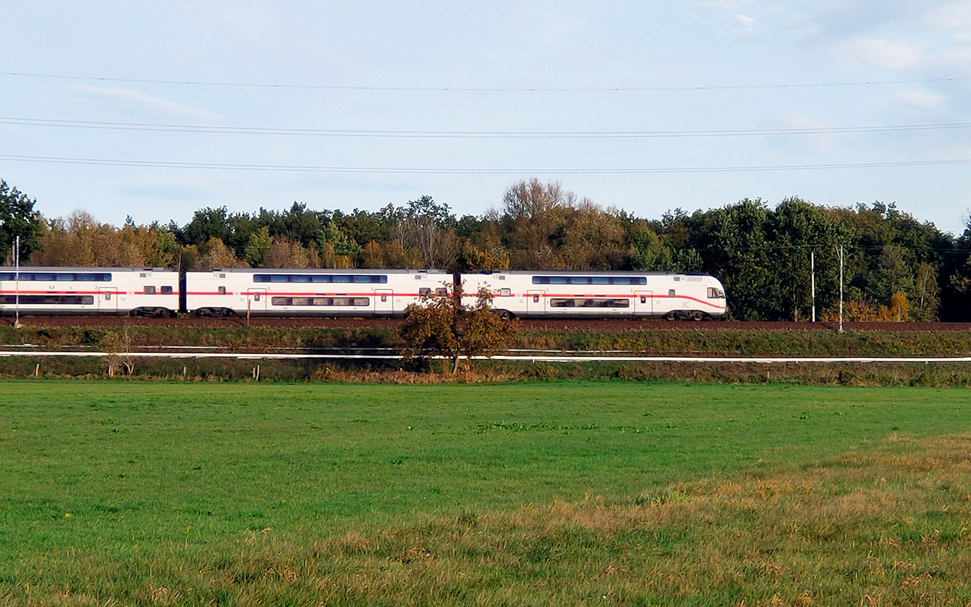 A Dresden-bound double-deck IC2 train, of the Stadler KISS variety, close to Diedersdorf in Brandenburg, Germany (photo © hidden europe).